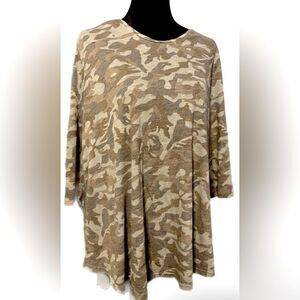 BIT & BRIDLE  women’s Camo print oversized top. Size L